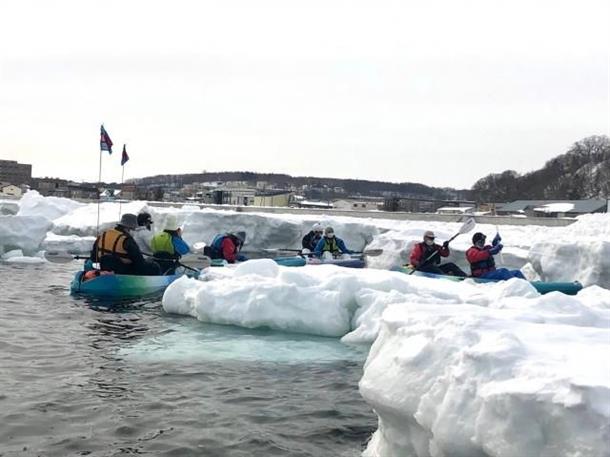流氷を近くで観察。