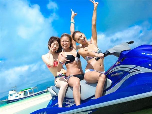 エメラルドグリーンの海でマリンスポーツ！