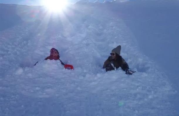 パウダースノーでソリ滑り