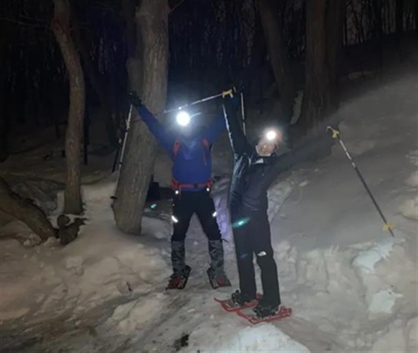 ヘッドライトをつけて登る夜の山