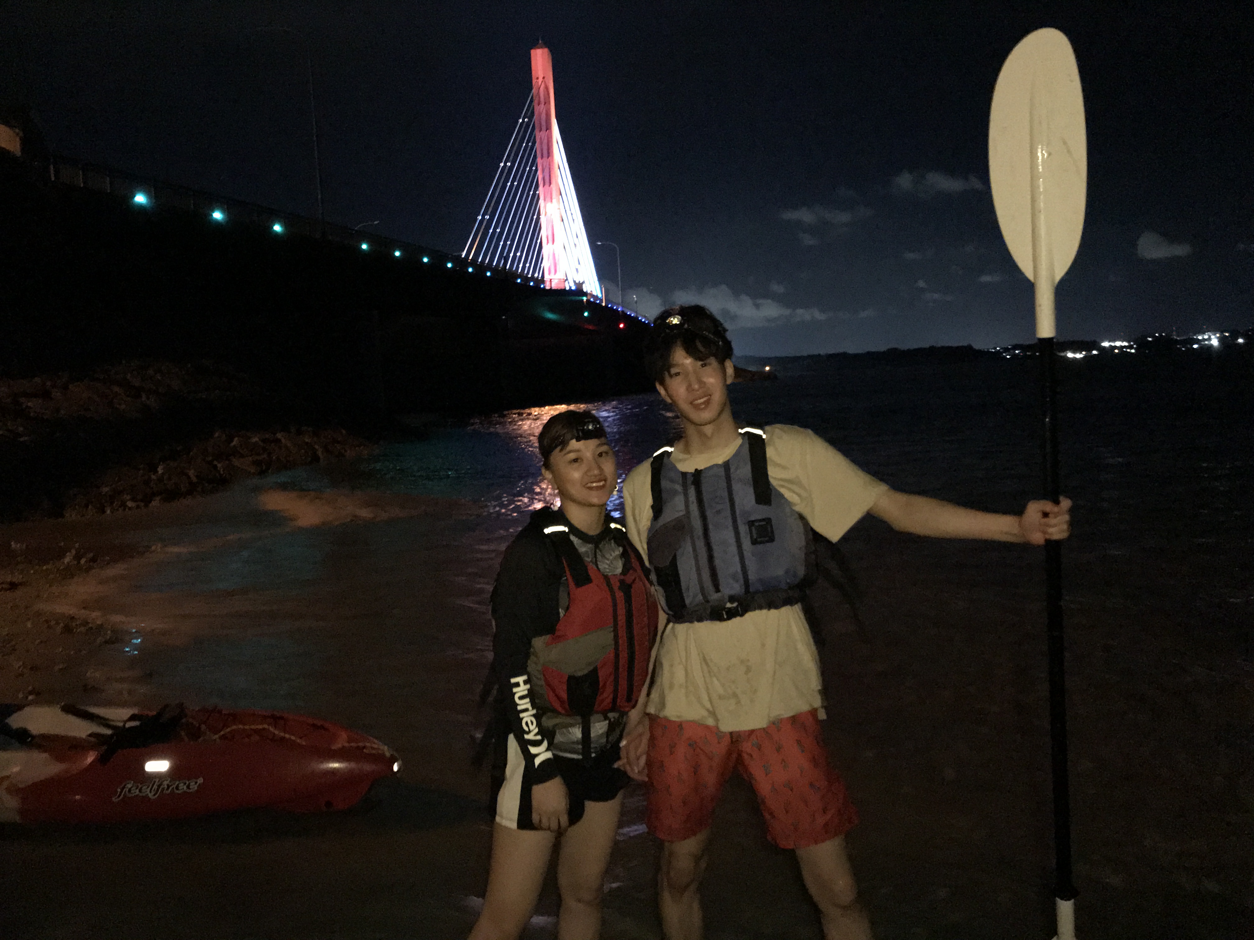 夜のビーチで休憩