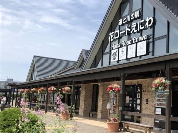 お土産や焼きたてパンのショップ