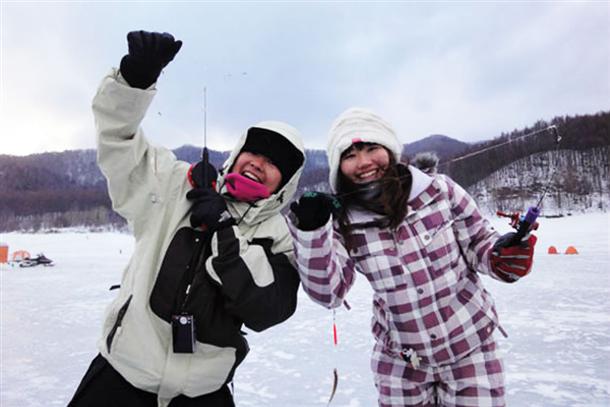 冬の富良野で氷上ワカサギ釣り体験しよう