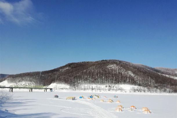 山に囲まれた美しいかなやま湖