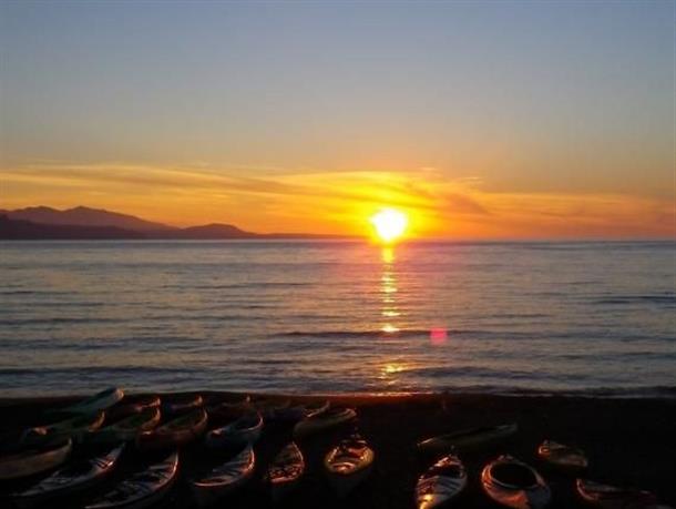 ぷかぷかと夕凪の海を漂う