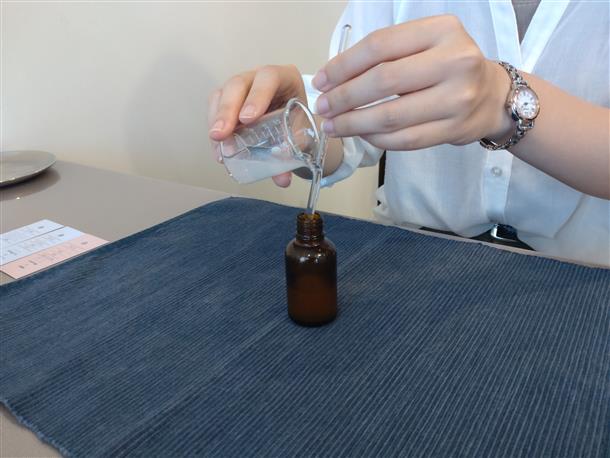 オシャレな瓶にお気に入りの香りを詰める♪