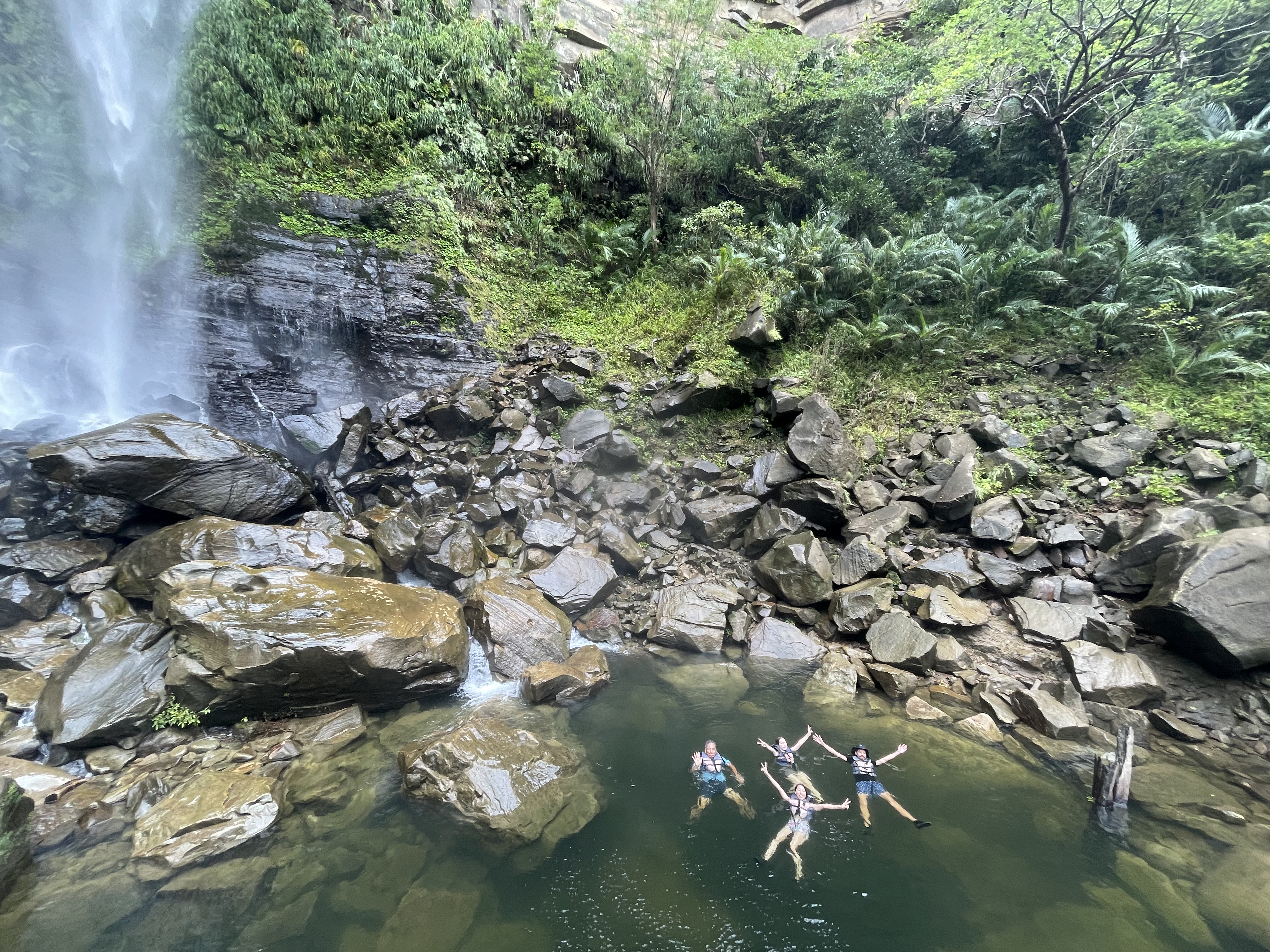 滝でクールダウン