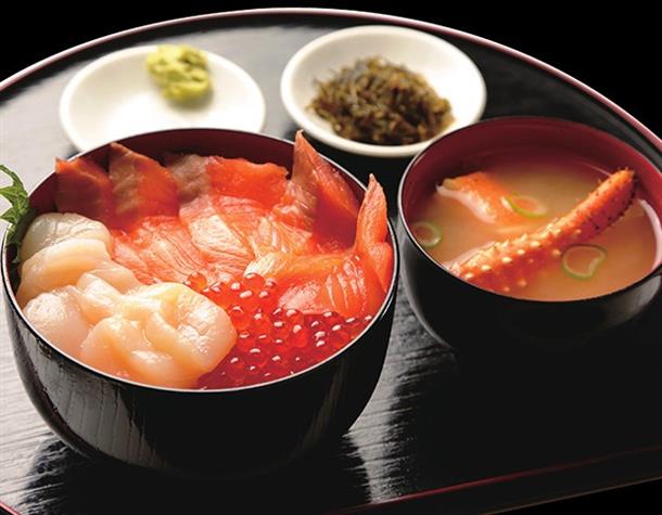 うめえ堂の中央バス3色丼　※イメージ