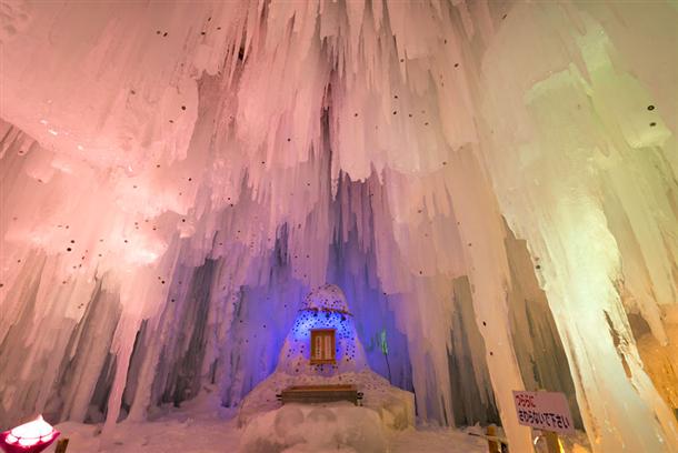 お賽銭は氷に張る♪ユニークな『氷瀑神社』