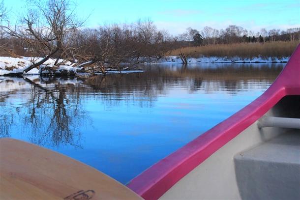 ピンクの安全性が高いカヌーで冬カヌー