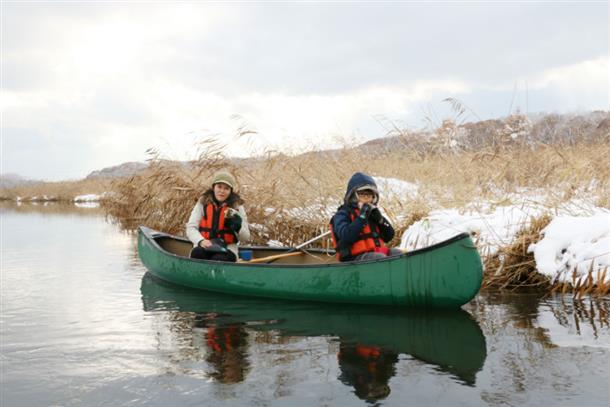 カヌー上でドリンク&おやつタイム