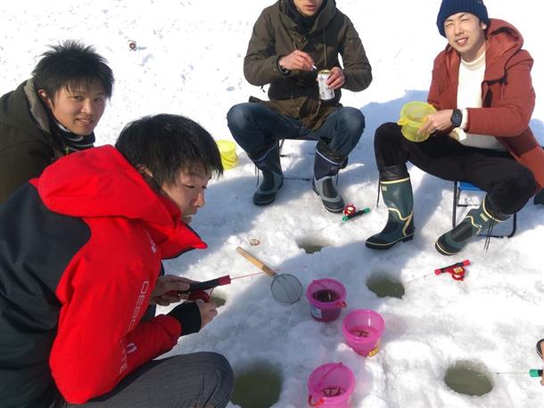 穴をあけた氷の中からワカサギが釣れるかな