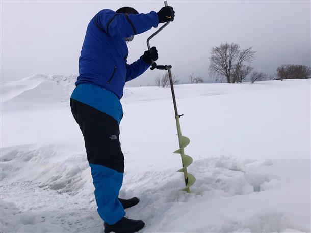分厚い氷の穴あけ体験も楽しい！