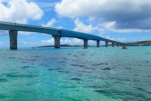 伊良部大橋をくぐって「私だけの海」！