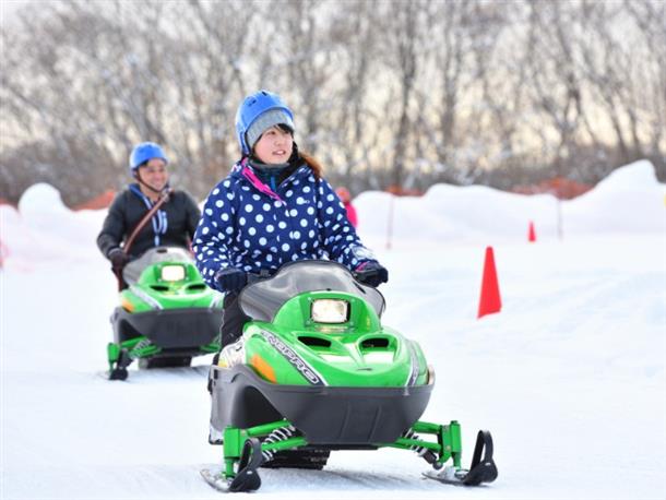 満喫プランではスノーモービルにも乗れる♪