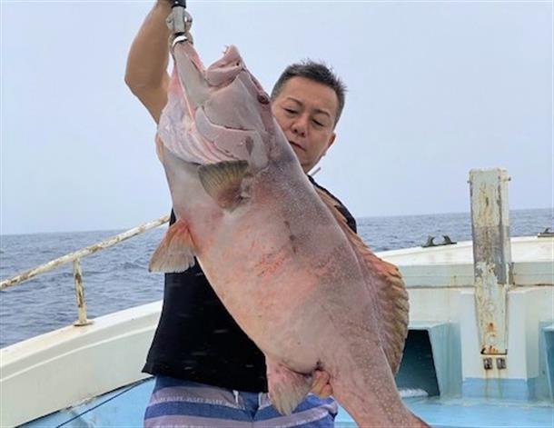 釣った魚と記念撮影