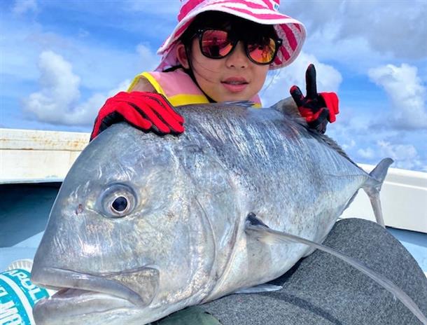 釣った魚と記念撮影