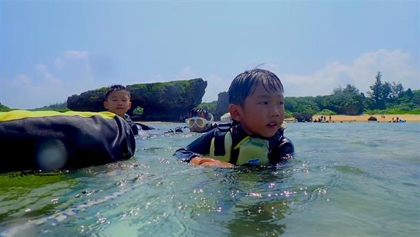 家族みんなで青の洞窟探検！