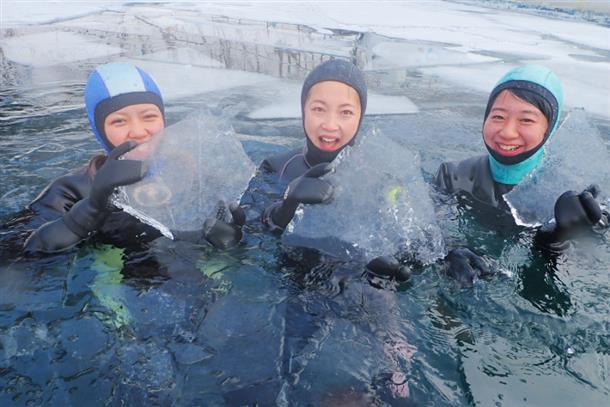 透明な水にアイスのような色の氷