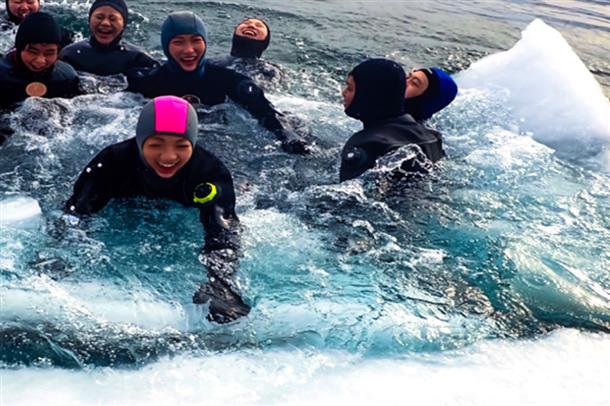 ドライスーツを着ているので水中も大丈夫