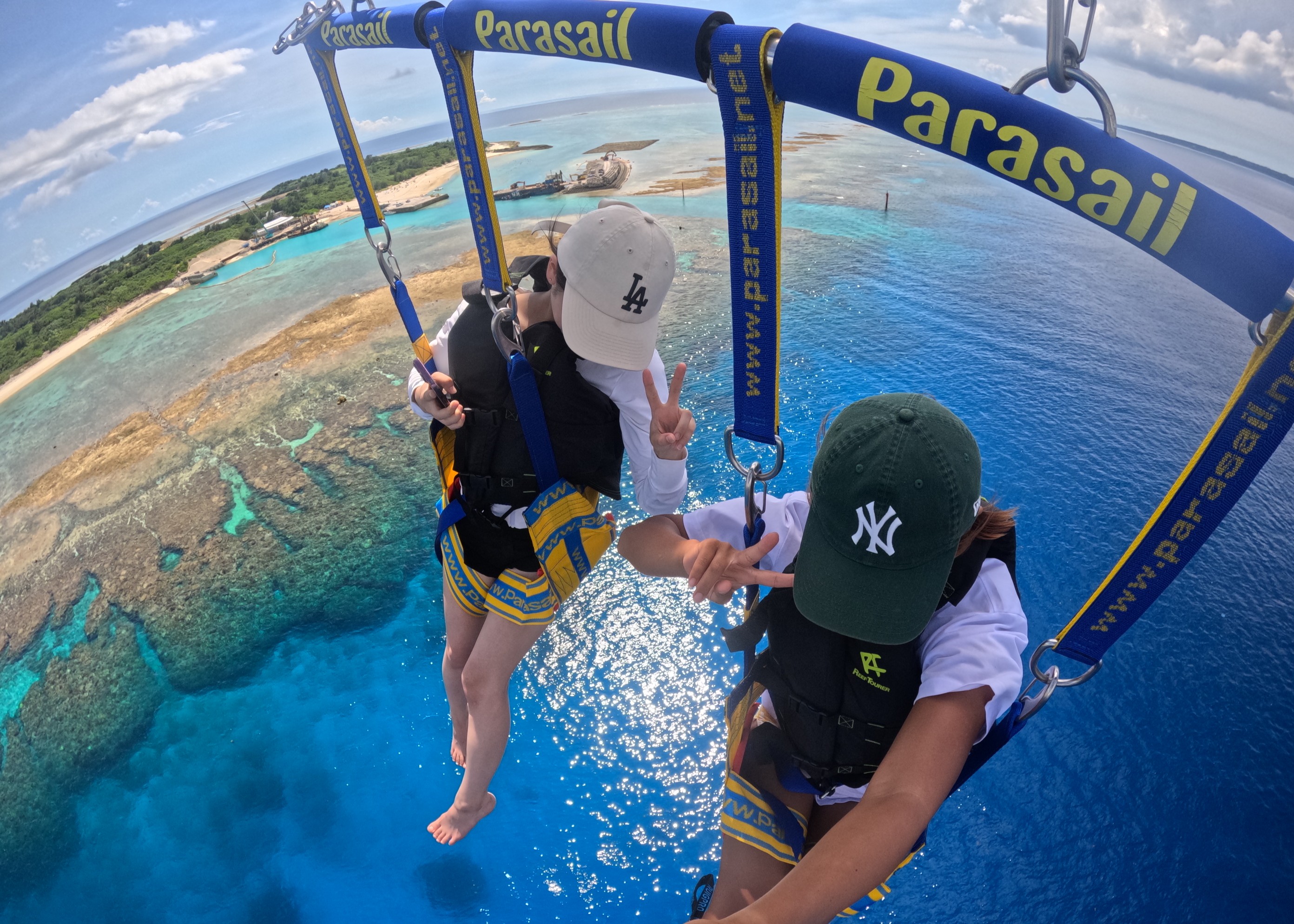 瀬底島沖を優雅に空中散歩へ