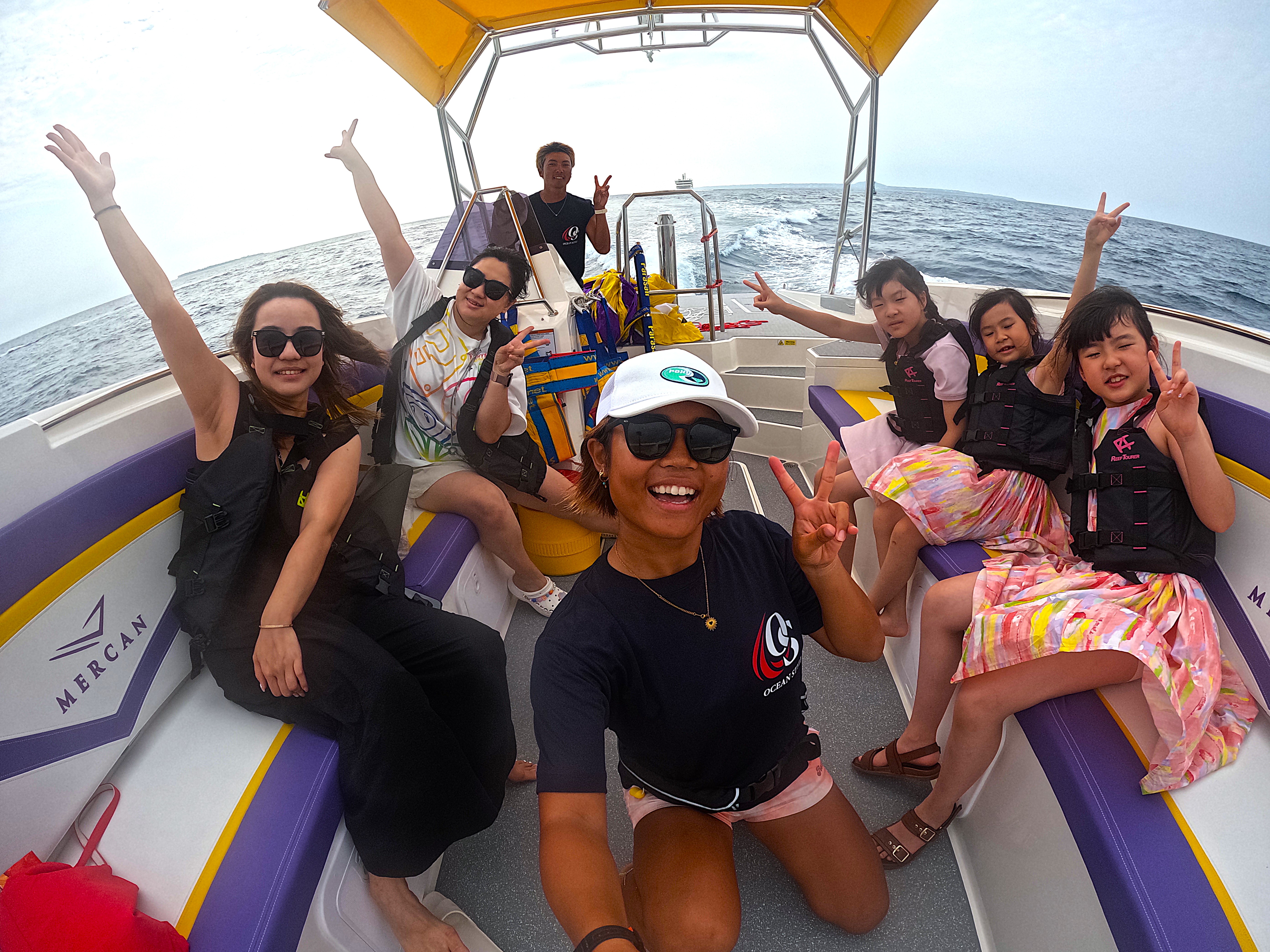 瀬底ブルーをバックにカップルフォト