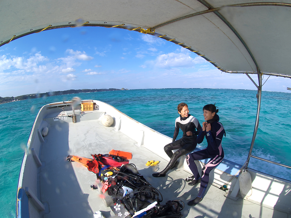 ボートで一本づつ港に戻るスタイルです♪