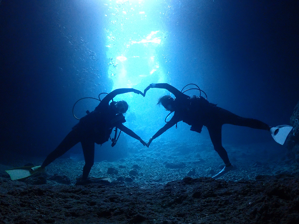 差し込む光がとても幻想的！青の洞窟♪