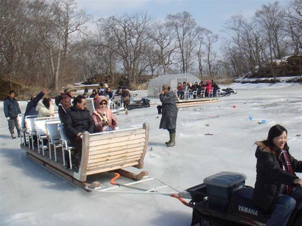 氷雪の上の遊覧船！