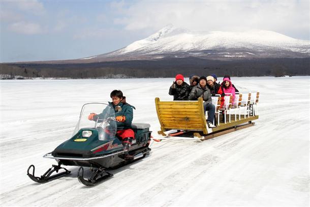 スノーモービルで引っ張るそり