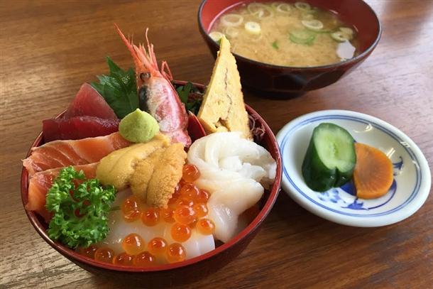 旬の贅沢てんこ盛り海鮮丼をどうぞ！
