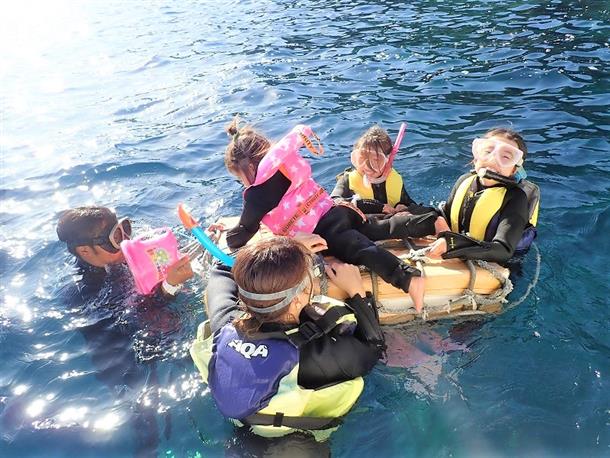 フロートの上に乗れますよ