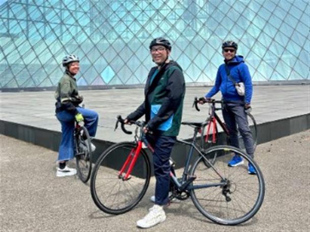 モエレ沼公園内を軽快にサイクリング