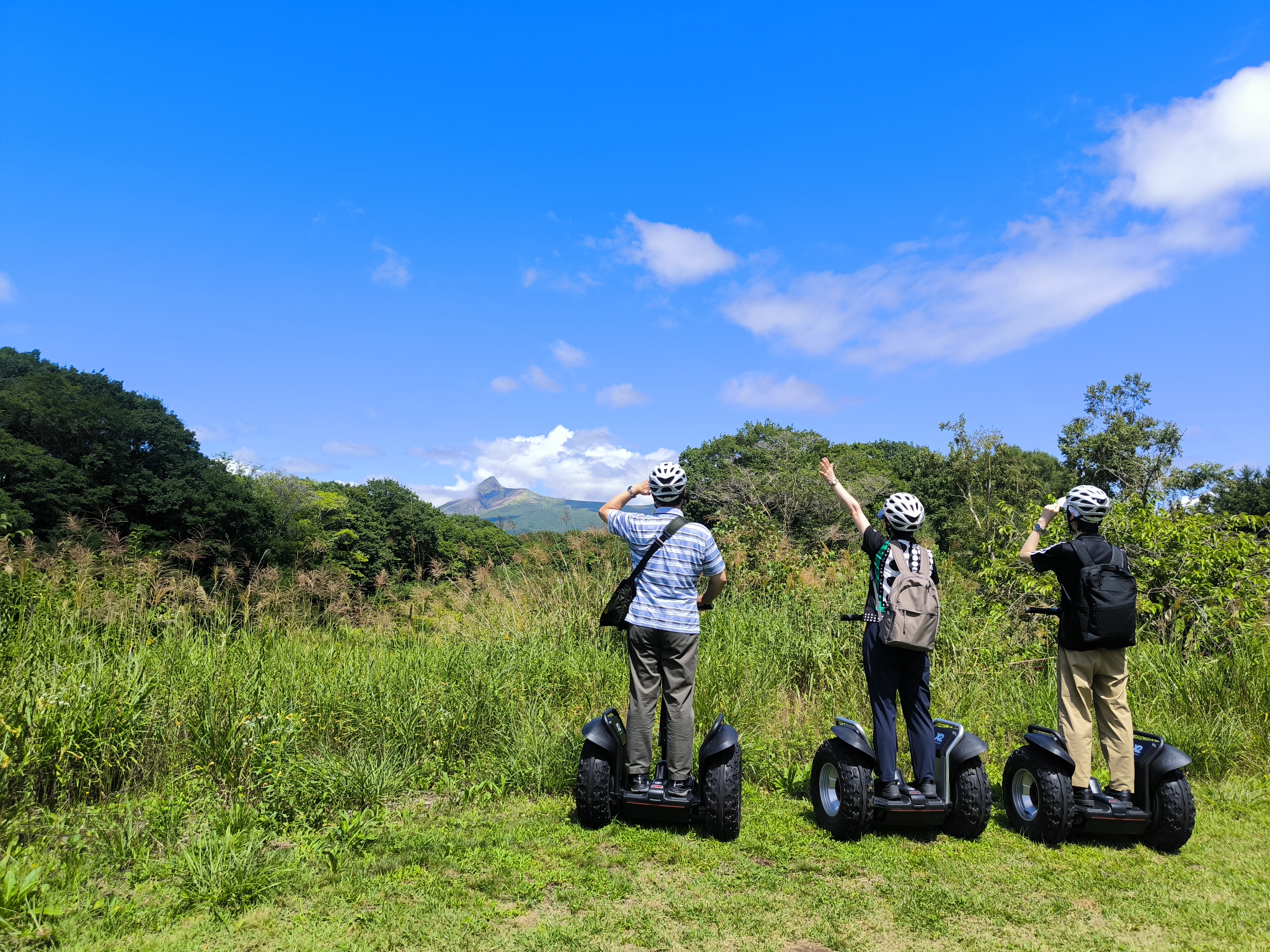 駒ケ岳を望む広大な草原を進む♪