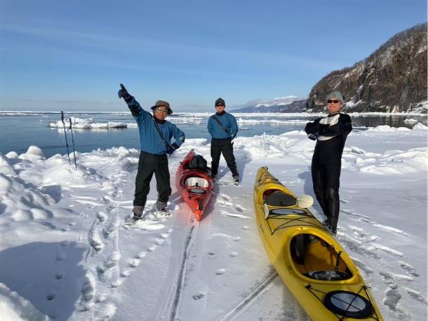 大きな流氷に乗り上げて記念撮影