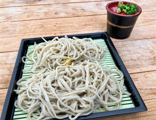 自分で打った蕎麦と講師の蕎麦を食べ比べ！