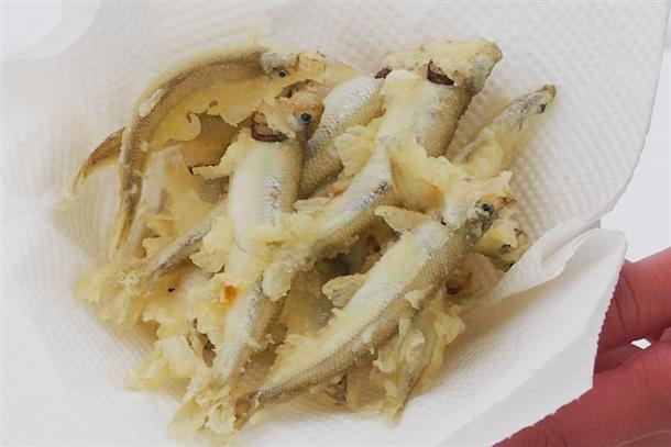 釣ったワカサギを天ぷらで試食
