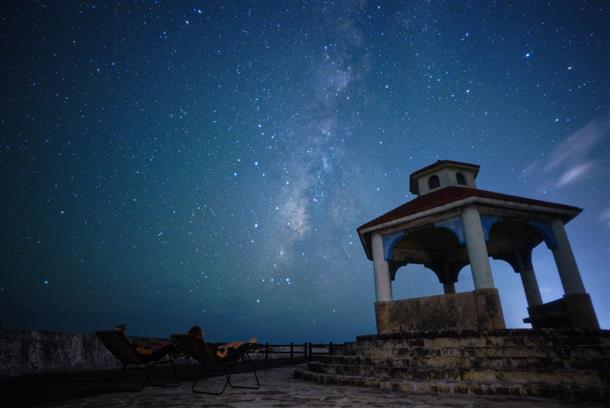 満点の星空を背景に記念フォト撮影