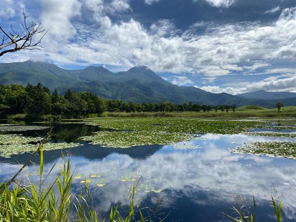 知床連山を湖面に映し出す絶景
