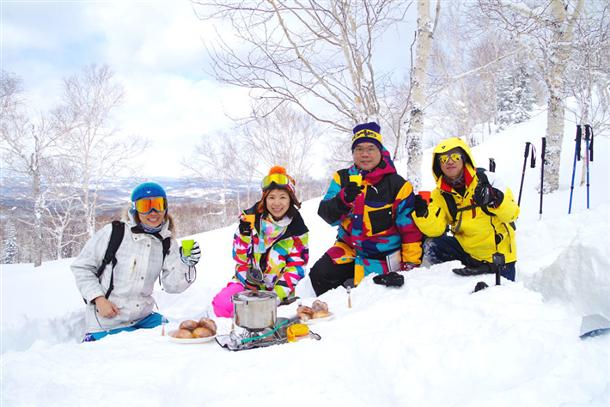 景色に溶け込む贅沢な『雪上ランチタイム』