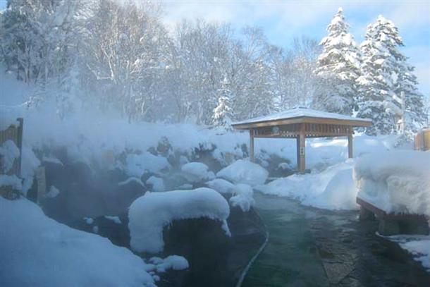 雪見露天風呂が楽しめる天然温泉『白銀荘』