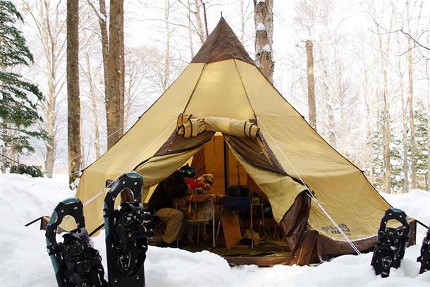 森の中に建つ三角の『小さなテント』