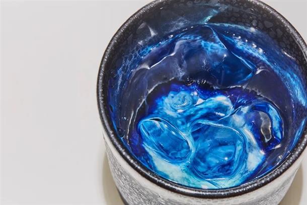 石垣ブルーが特徴的なガラス