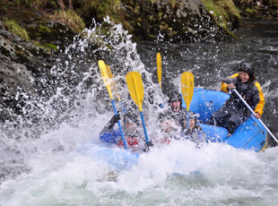 富良野の自然の中でラフティング体験