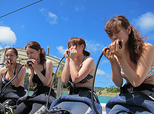 プールでダイビングに関する基本的知識を学ぼう