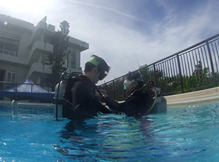 インストラクターが丁寧に実習をサポート