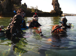 限定水域実習は水深も浅く安心