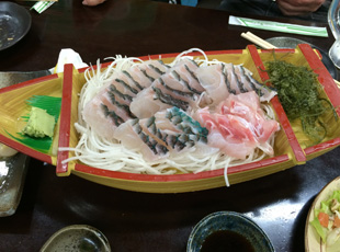 居酒屋でイラブチャの刺身舟盛り