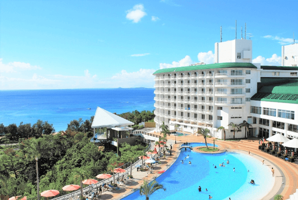 沖縄のプールでリゾート感を満喫