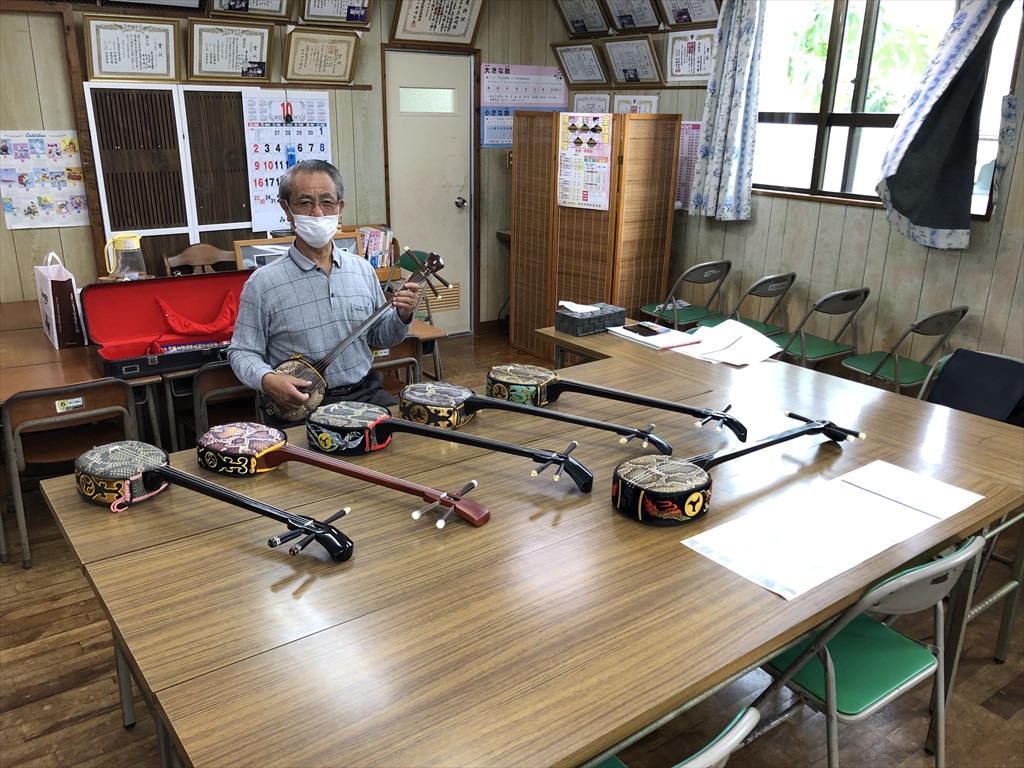宮古島・三線体験＞沖縄を代表する楽器「三線」を習いました